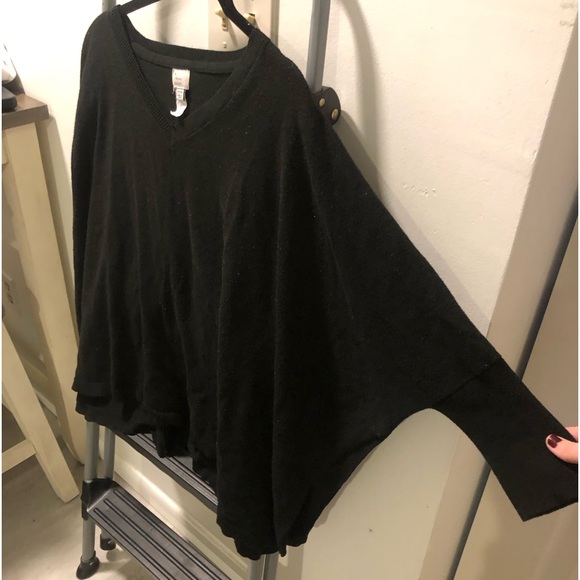 Women’s V-Neck Pullover Poncho Sweater in Black - One Size - Picture 1 of 3